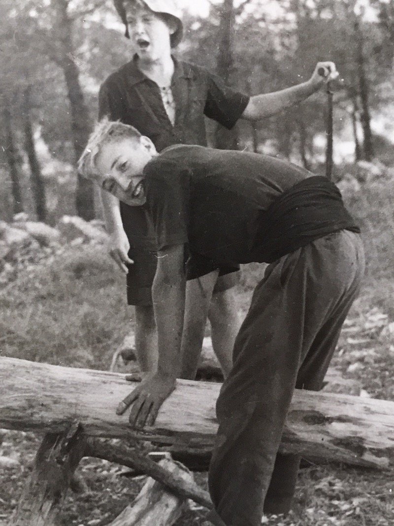 Manolo y su hermano Guillermo plena construcción de Pino Torcido en 1948