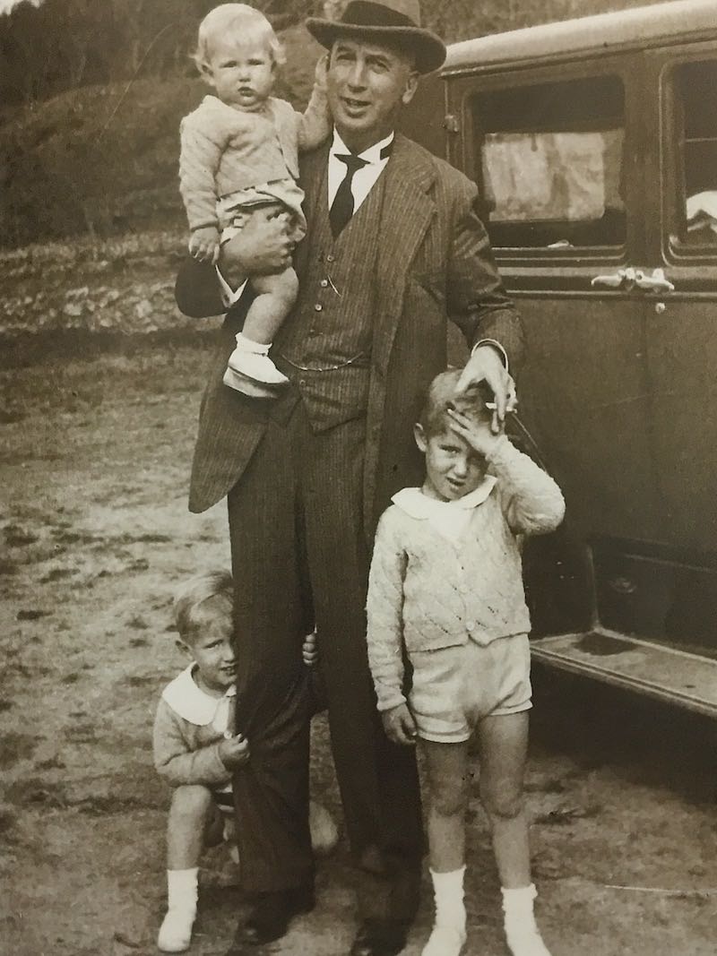 Manolo, de rodillas detrás de su abuelo Amadeo Maristany Oliver, con sus hermanos Amadeo y Guillermo